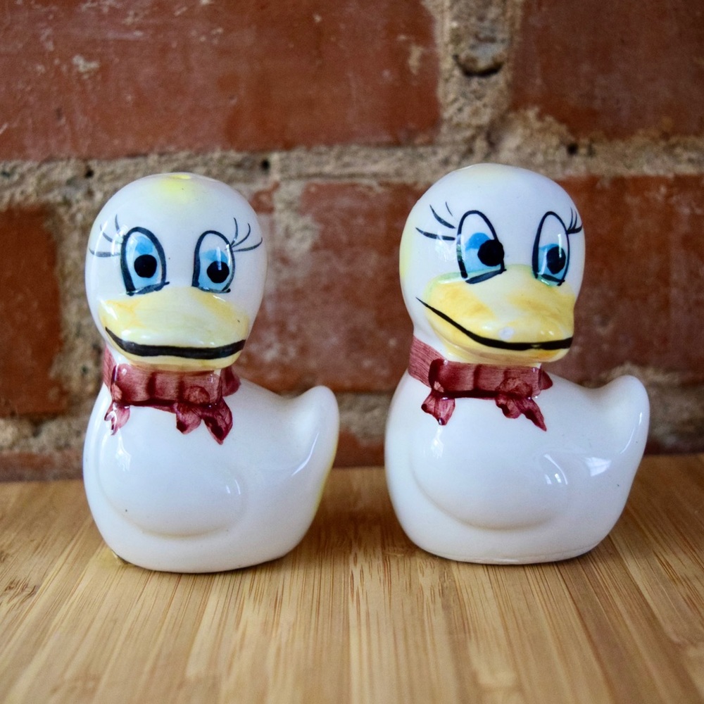 VINTAGE Ducks Salt & Pepper Shaker Set Anthropomorphic Kitsch Collectible Taiwan